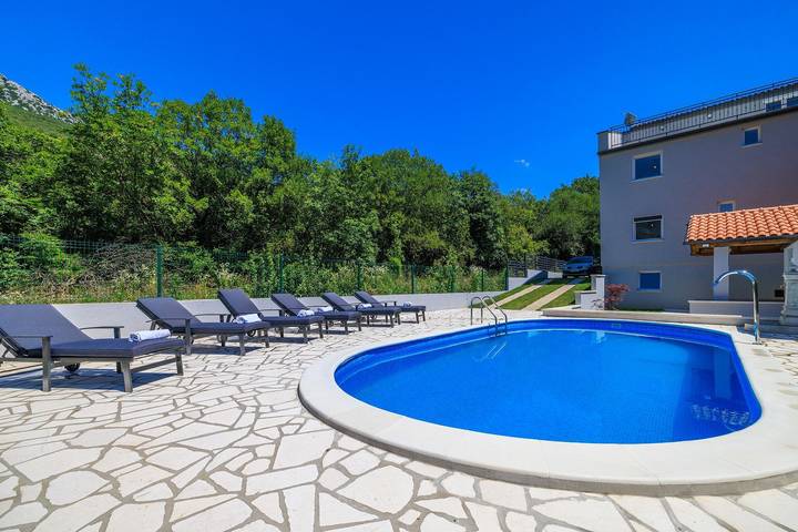 Ferienhaus für 10 Personen, mit Balkon und Whirlpool sowie Terrasse und Garten in Tribalj