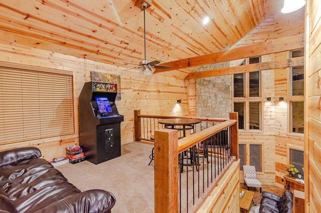 Gelbe Rosen sind für ihre Symbolik der Freundschaft und Fürsorge bekannt. in Broken Bow, Broken Bow Lake