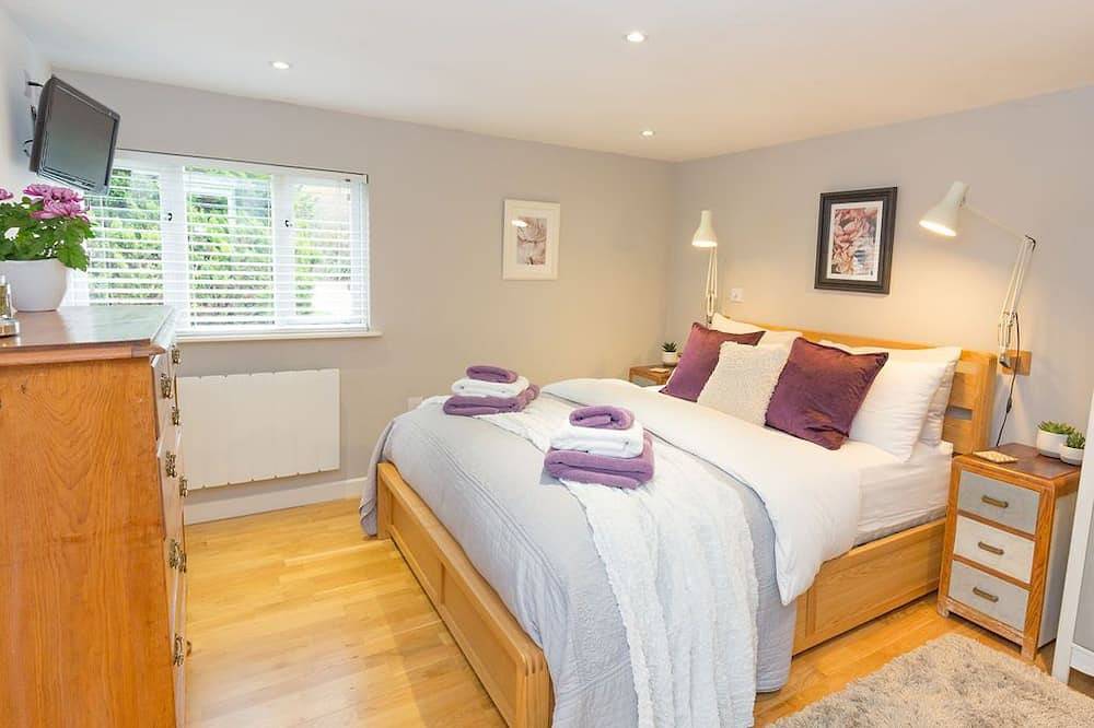 Eden Lodge (with private hot tub) in Holcombe Rogus, Devon