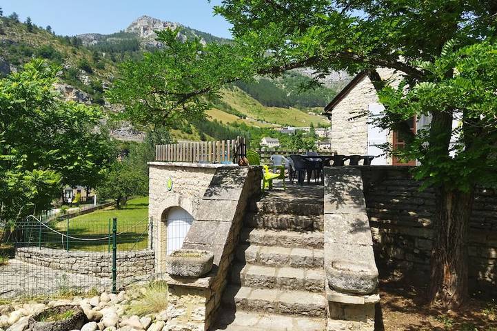Gîte pour 10 personnes, avec Terrasse et Jardin à Montbrun