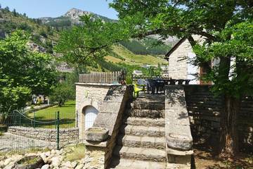 Gîte pour 10 personnes, avec terrasse et jardin à Montbrun