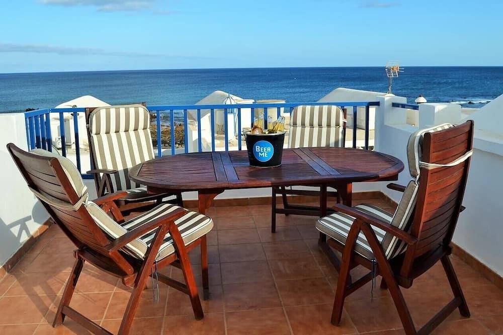 Fantastic location, 2 bed 2 bathroom property, stunning views, private Jacuzzi. in Punta de las Mujeres, Lanzarote