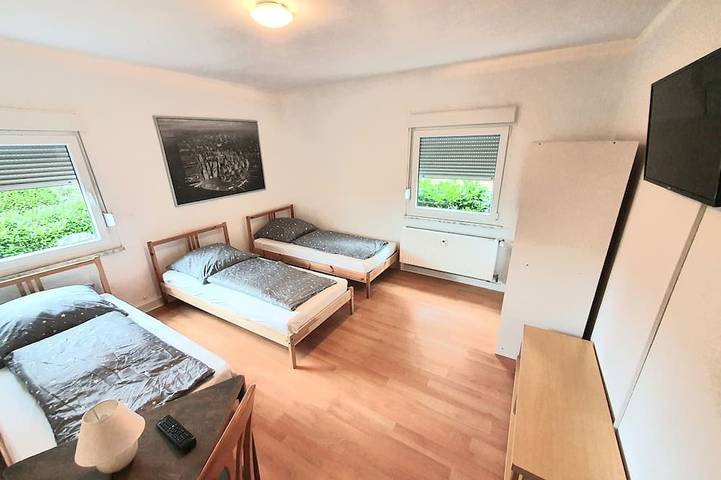 Appartement entier, Appartement avec terrasse privée jusqu'à 8 personnes in Oberhausen, Ruhr