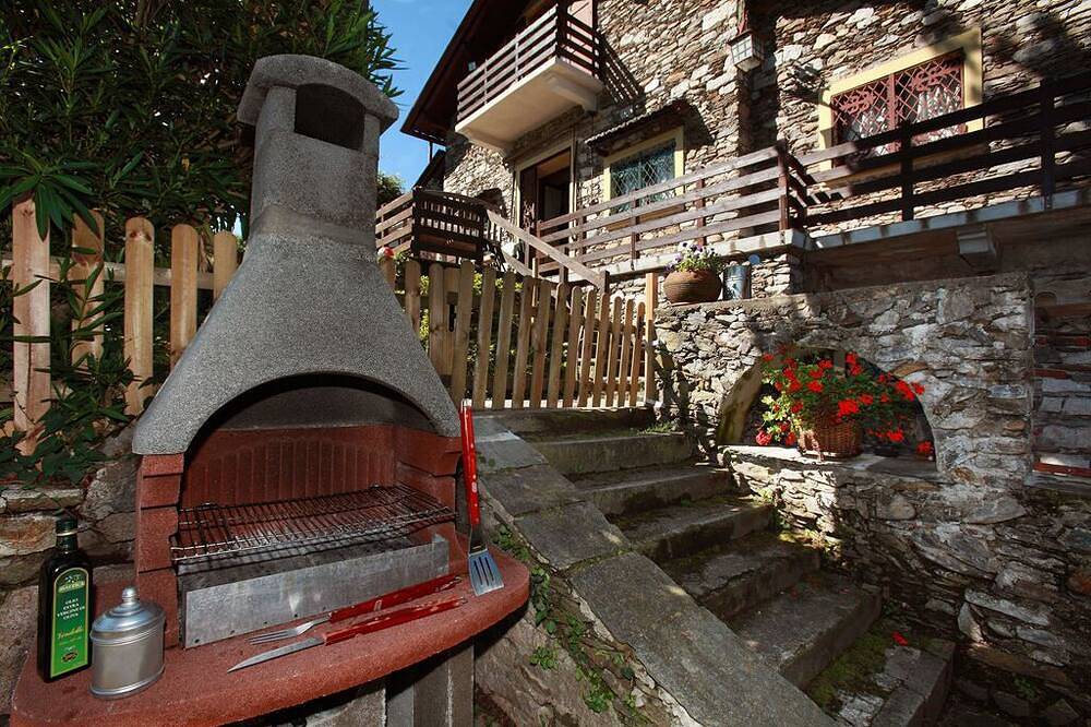 Apartment in stone chalet surrounded by greenery a few steps from the lake in Stresa, Comune di Stresa