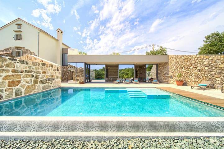Vacation rental for 6 people, with yard and hot tub as well as pool, with pets in Croatia