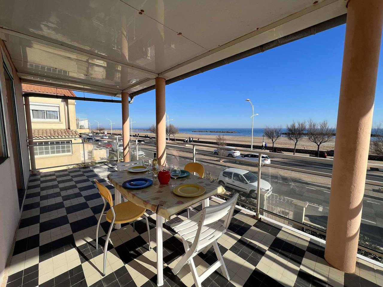 Appartement entier, T4 1er ét. 3 ch, terrasse, 10m plage, parking in Valras-Plage, Côte méditerranéenne (France)