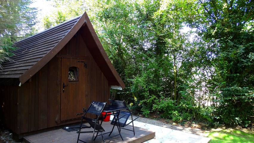 Cabane Tröll avec terrasse privée, jardin partagé et Wi-Fi in Saint-Donan, Cotes-d'Armor