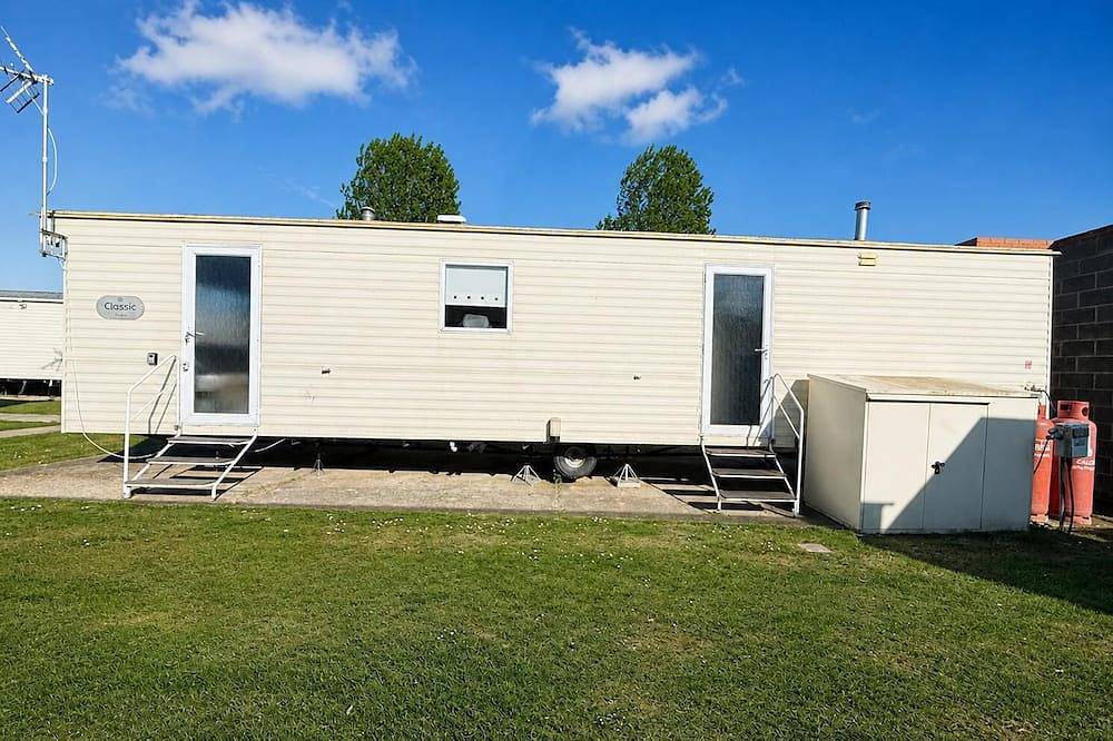 Homely 8 berth caravan at Highfield Grange in Essex in Clacton-on-Sea, Essex