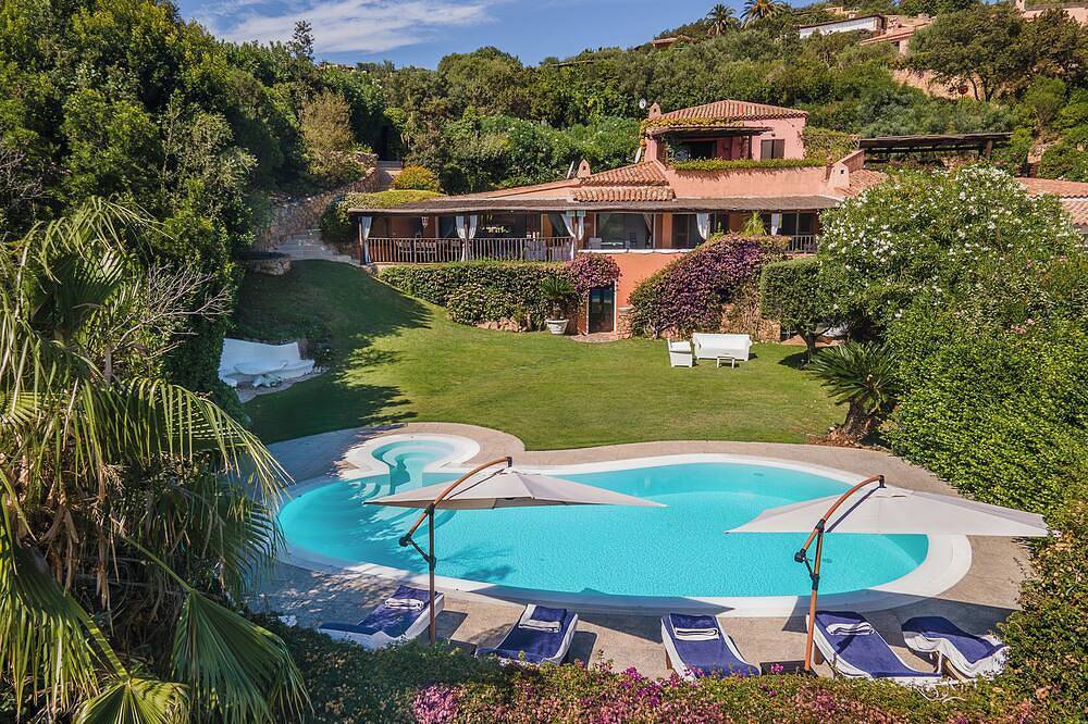 Villa with heated infinity pool at hole 18 of pevero golf club P. cervo in Cala di Volpe, Arzachena