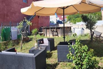 Gîte pour 4 personnes, avec vue ainsi que piscine et jardin à Villeveyrac