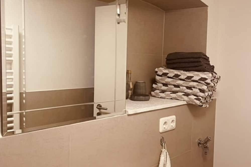Ganze Wohnung, Ferienwohnung mit Wohn-/Schlafraum für bis zu 4 Personen in Zeil am Main, Fränkisches Weinland