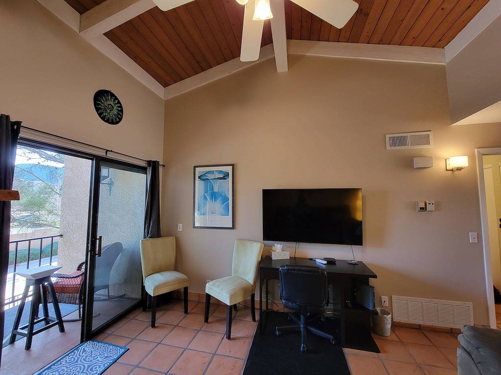 Ganze Wohnung, Sedona Eco-Friendly Condo w/ Pool: Walk to Shops Restaurants Golf & Trails in Oak Creek, Oak Creek Canyon