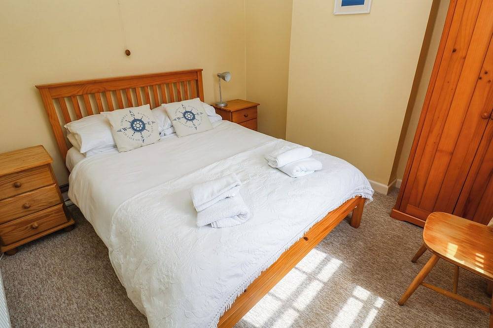 Brick Cottage, pet friendly, character holiday cottage in The Lizard in Kynance Cove, Cornwall