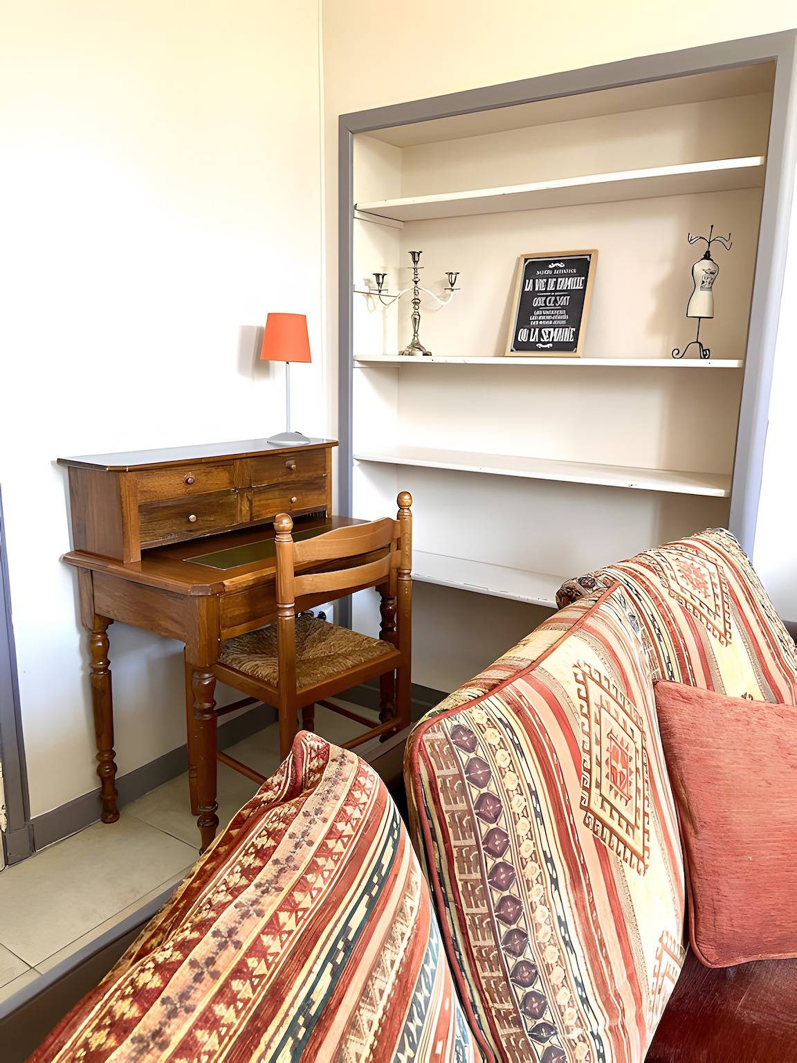 Entire apartment, Apartment 'La Tourelle Des Cordeliers' with Private Terrace, Shared Garden and Wi-Fi in Loches, Loches region
