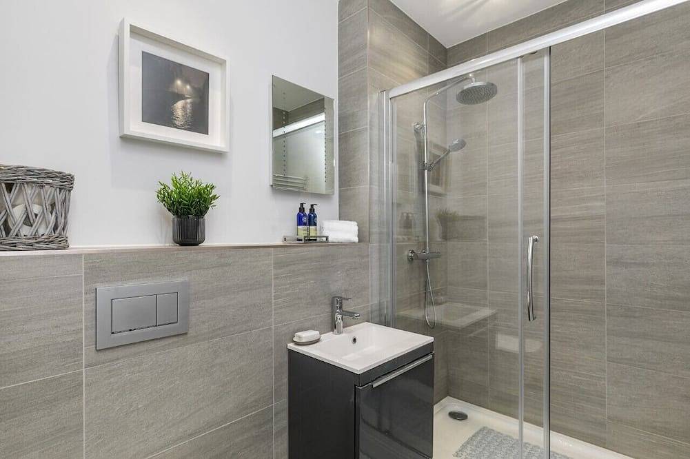 Entire apartment, Enjoy a stylish experience at this centrally-located city flat. in Winchester, South Downs