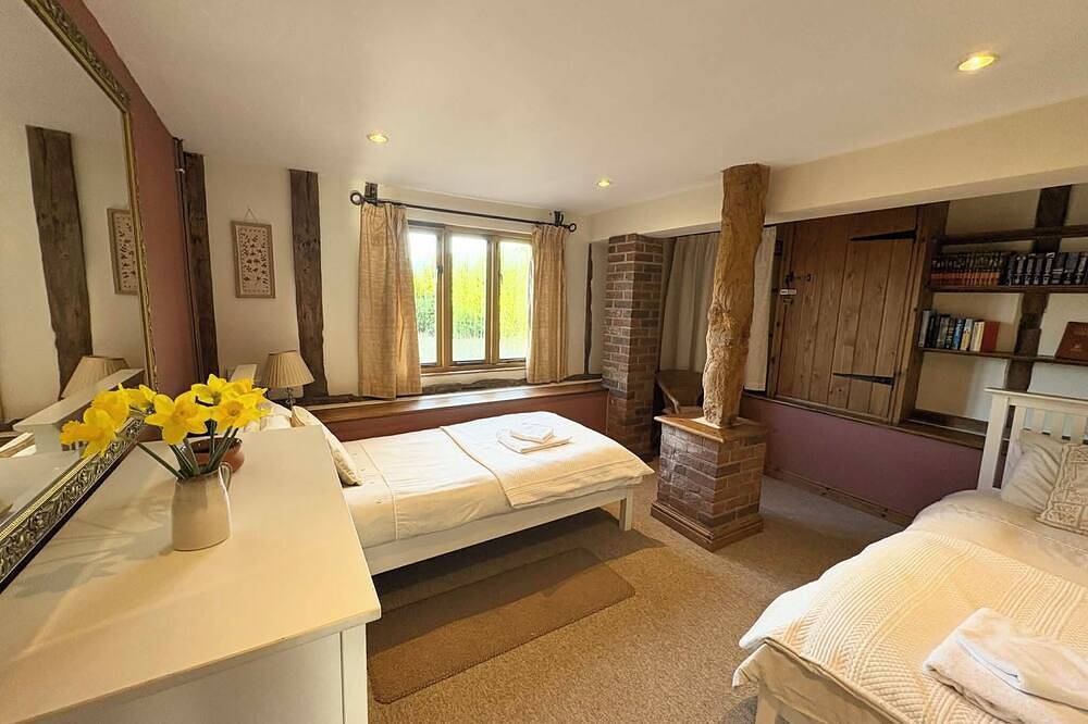 Spacious converted barn perfect for families! in Walberton, South-Downs