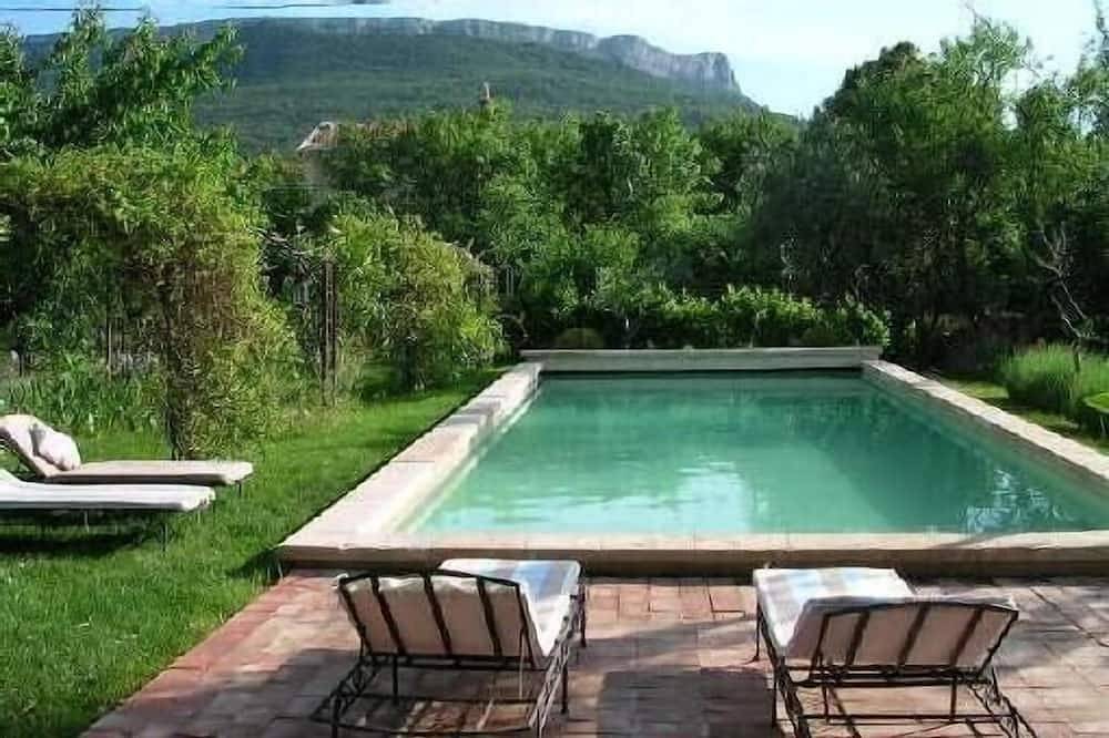 Authentic farmhouse with large swimming pool, near Aix en Provence in Pourcieux, Brignoles region