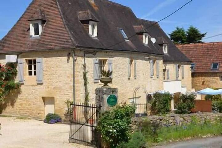 Location de vacances pour 9 personnes, avec piscine, animaux acceptés à Sainte-Mondane