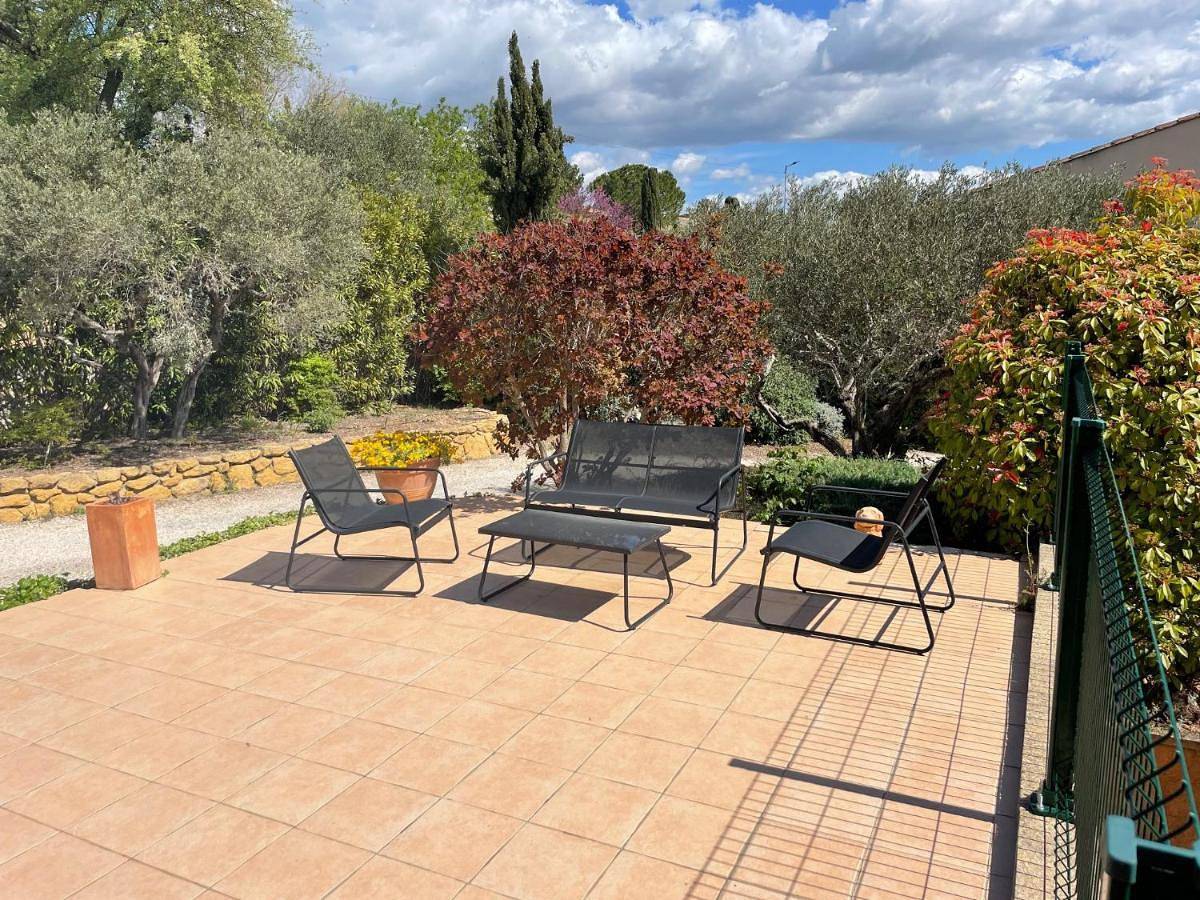 Appartement entier, Studio charmant avec terrasse in Lançon-Provence, Côte méditerranéenne (France)