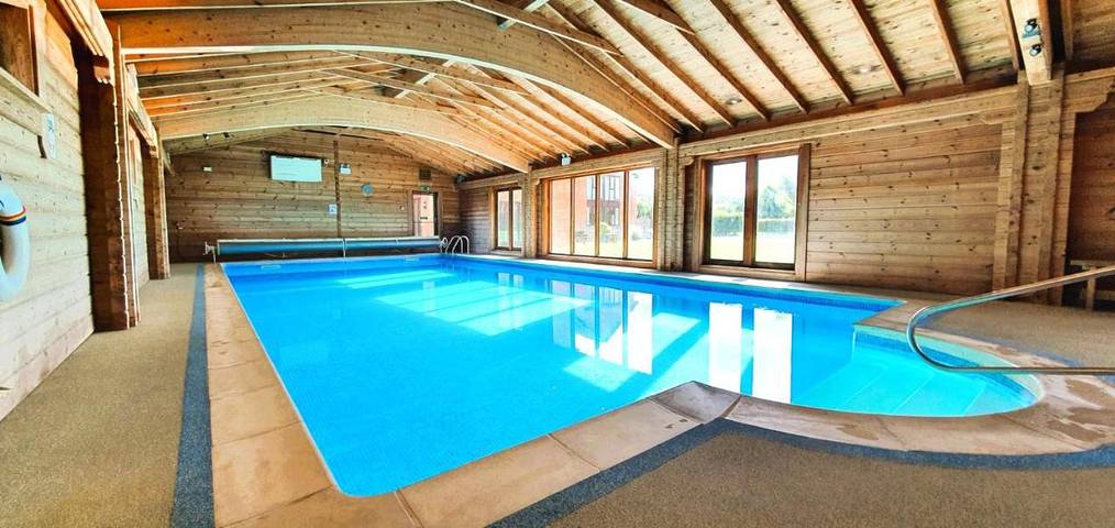 Holiday rental for 10 people, with hot tub and pool as well as garden and sauna in Dorset