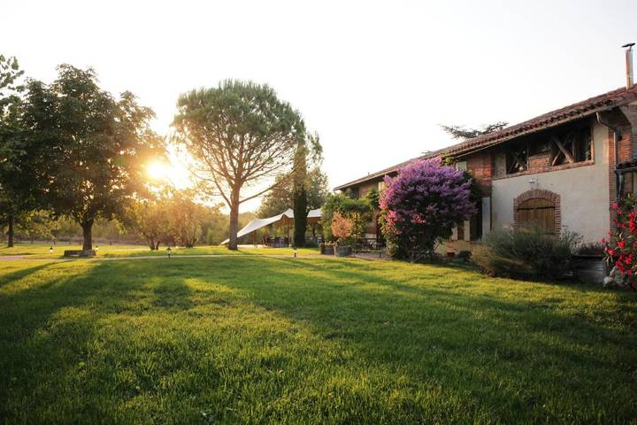 Cottage pour 4 personnes, avec jardin ainsi que terrasse et piscine à Eaunes