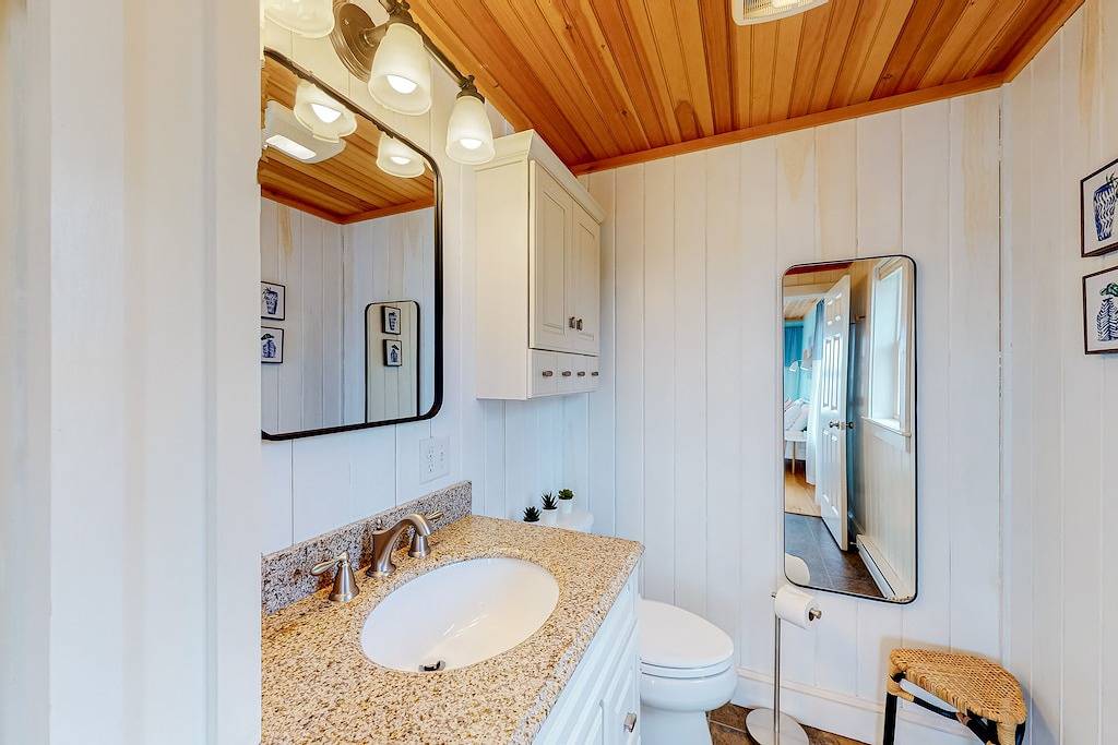 Dazzling ocean-view house with fireplace, deck, firepit, central Ac, & W/D in Knox County (Maine)