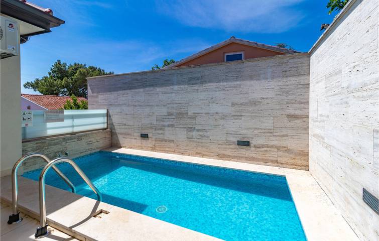Ganze Ferienwohnung, Apartment mit Meerblick, Pool, Parkplatz und Terrasse – 2 km vom Strand entfernt in Crikvenica, Primorje-Gorski Kotar