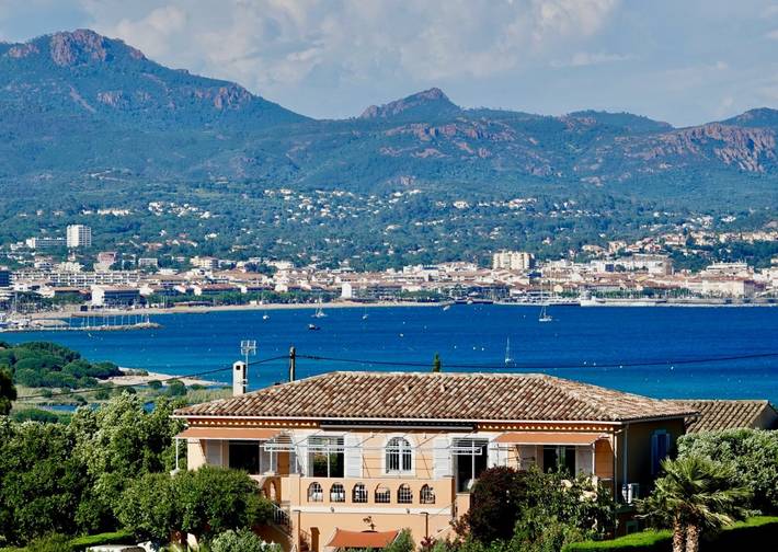 Gîte pour 4 personnes, avec jardin ainsi que piscine et terrasse dans Saint-Aygulf - 3