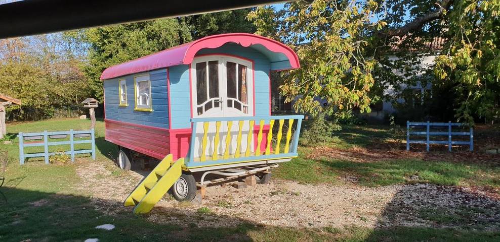 Location de vacances pour 4 personnes, avec terrasse et jardin ainsi que vue et piscine dans Valence-en-Poitou - 4