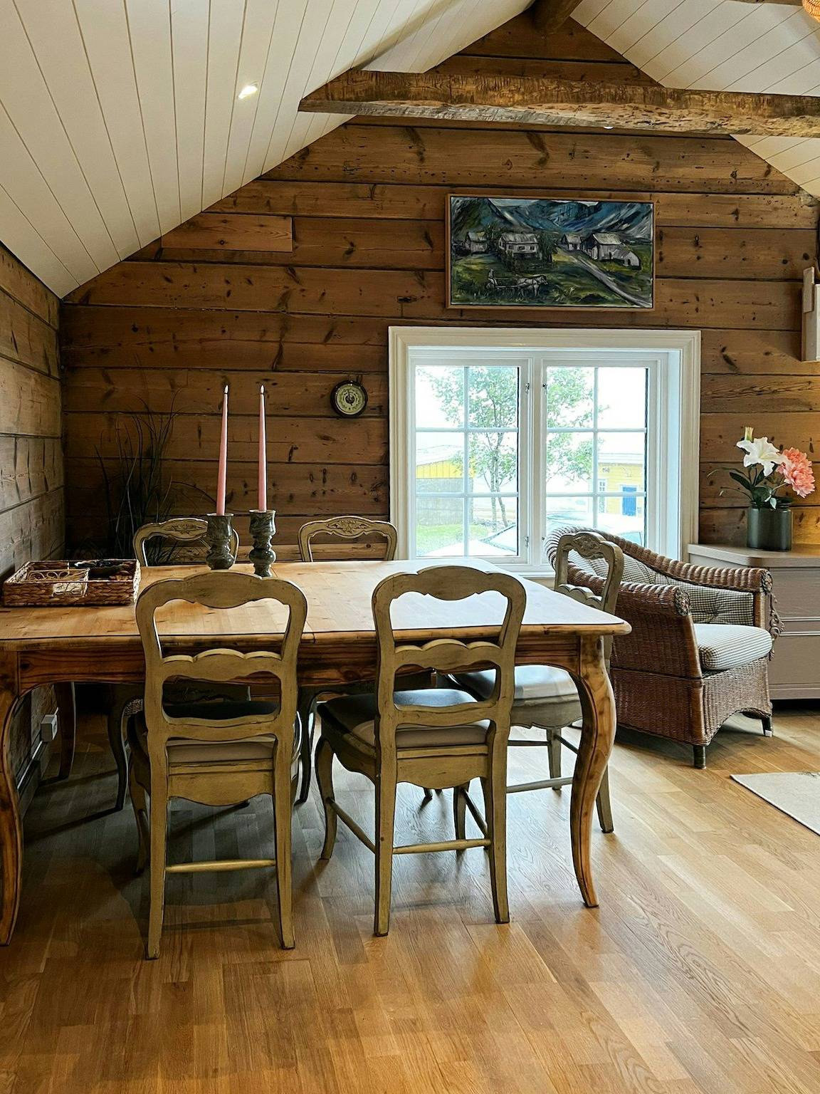 Restored farmhouse by the sea in Kvalheim in Vågsøy