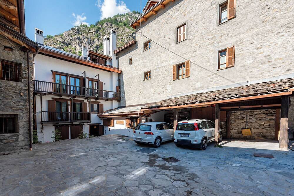 Entire apartment, Beautiful Flat In Courmayeur, Courmayeur, Italy in Courmayeur, Wallisian Alps