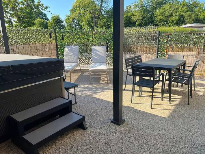 Gîte pour 8 personnes, avec terrasse ainsi que jacuzzi et jardin à Chaumousey