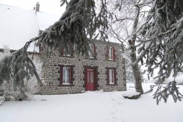 Gîte pour 8 personnes, avec balcon et jardin à Tauves