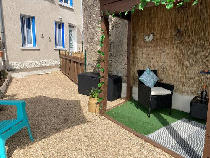 Location de vacances pour 2 personnes, avec Terrasse ainsi que Jardin et Vue à Préveranges