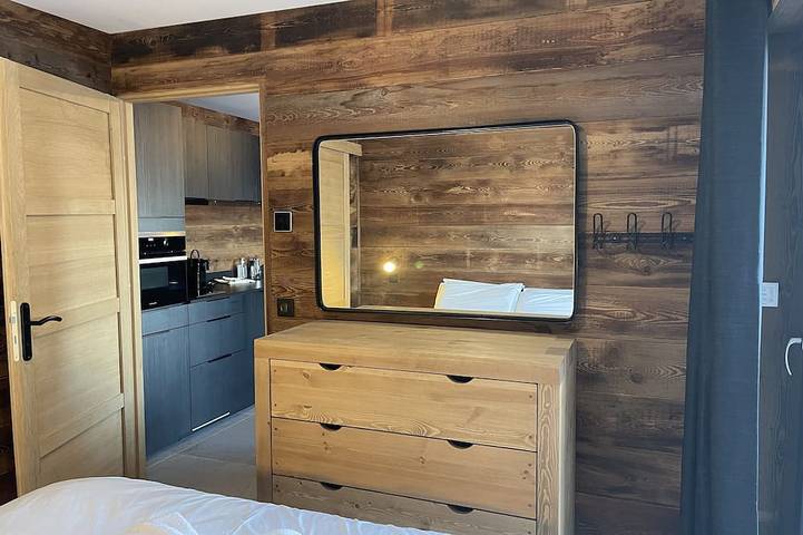 Ganze Wohnung, 4 person flat at the foot of the slopes and 6 minutes walk from the town centre in Bellentre, La Plagne-Tarentaise