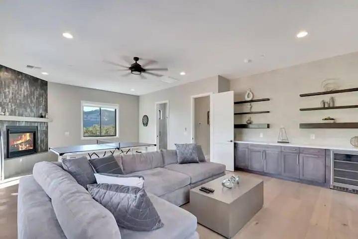 Vacation house for 20 people, with yard and hot tub, with pets in Sedona