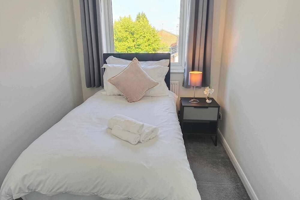 Monmouth House Aylesbury Premier Quality Accommodation Sleeps Up to 6 Guests in Aylesbury, Buckinghamshire