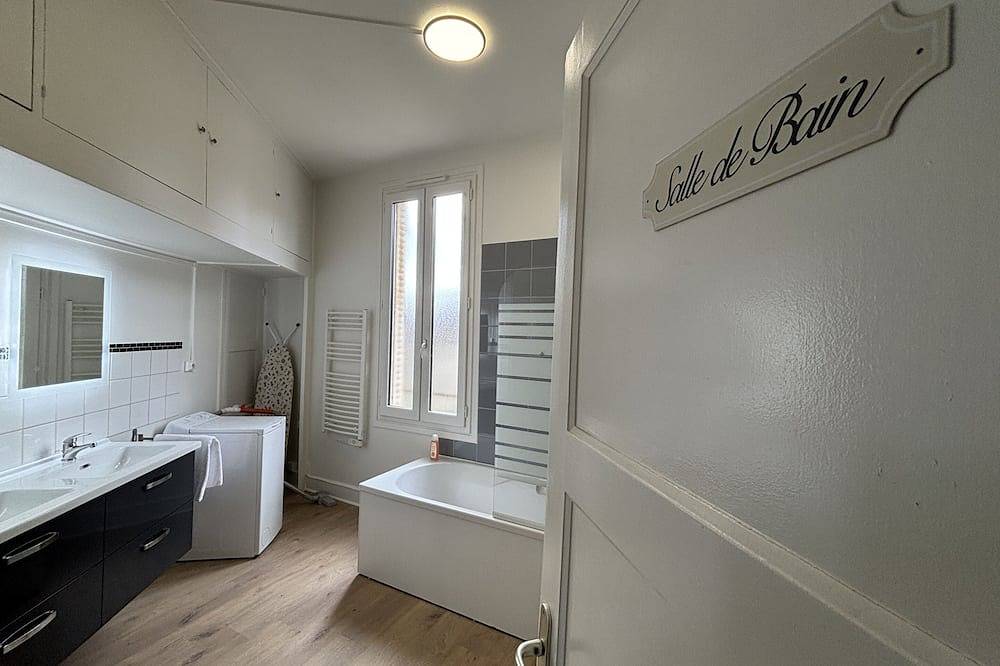 Ganze Wohnung, Apartment-Übergroß-Ensuite mit Bad-Blick auf das Wahrzeichen in Bourges, Bourges und Umgebung