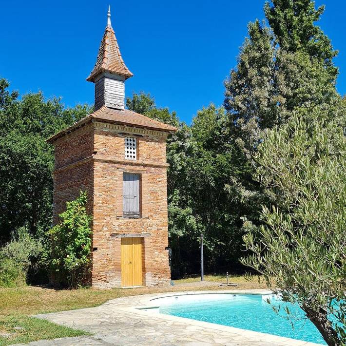 Location de vacances pour 10 personnes, avec Terrasse et Jardin ainsi que Piscine et Vue à Nègrepelisse
