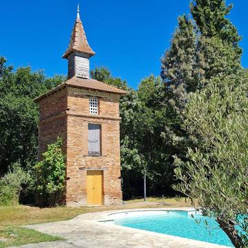 Location de vacances pour 10 personnes, avec vue ainsi que jardin et piscine à Nègrepelisse