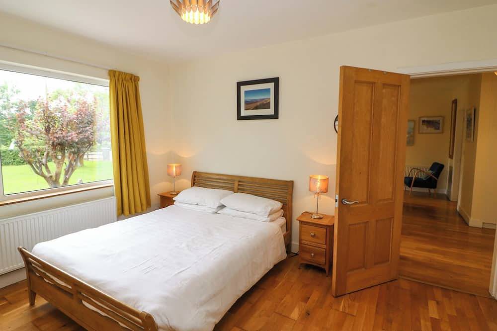 Rowantree, family friendly, with open fire in Beaufort, County Kerry in Scrahane, Killarney