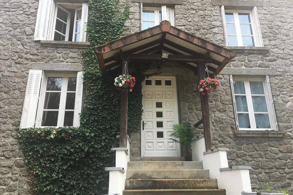 Stylish House near Lake and Beach at St Estephe in Augignac, Parque Natural Regional Périgord-Limousin