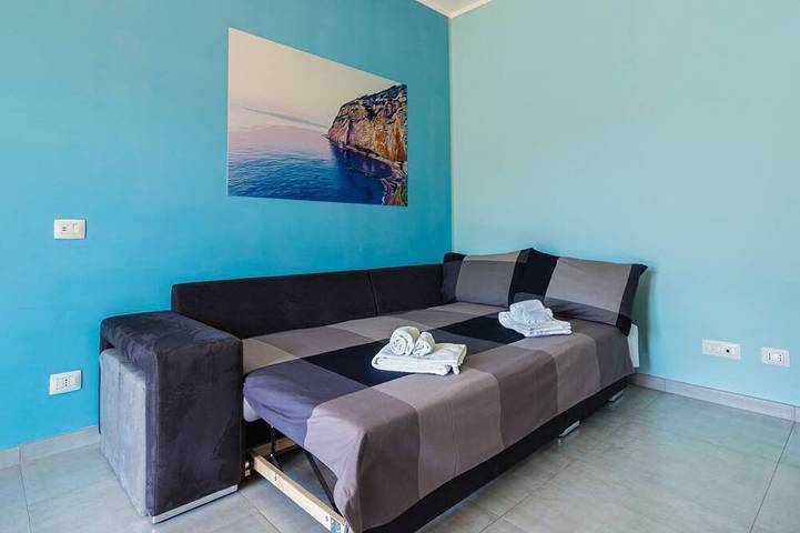 Apartamento entero, Blue Sky Apartment es un apartamento situado en el centro histórico de Meta, recientemente renovado, con aparcamiento privado, a solo 5 minutos en coche de la famosa playa de Alimuri. Una excelente solución tanto para aquellos que buscan una estancia r in Meta, Sorrento Coast