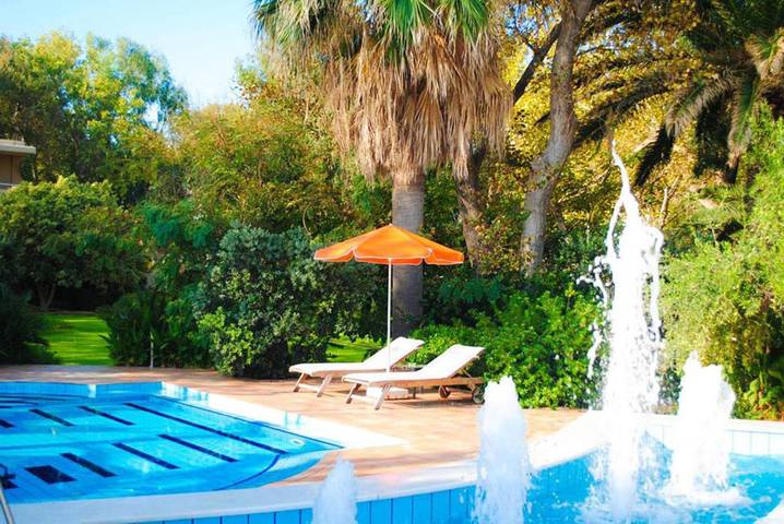 Appart’hôtel pour 4 personnes, avec vue et bassin pour enfant ainsi que jardin et piscine