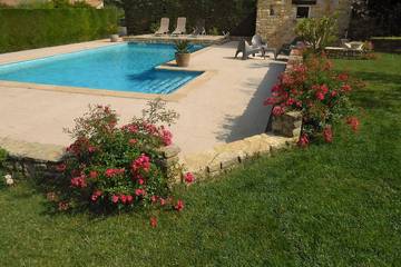 Gîte pour 4 personnes, avec terrasse ainsi que piscine et jardin à Saint-Victor-la-Coste