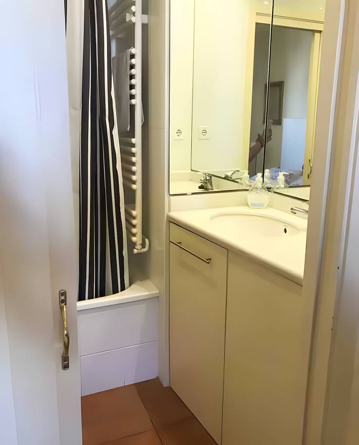 Apartamento entero, Apartamento 'Francás' con piscina compartida, terraza privada y Wi-Fi in Platja de Cal Guinovart (el Vendrell), Vendrell