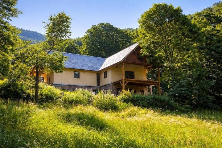 Gîte pour 6 personnes, avec vue et terrasse à Vielle-Louron