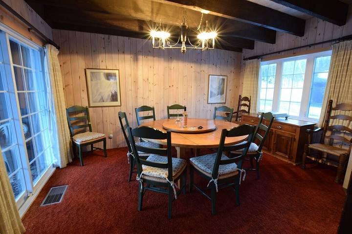 Vacation house for 25 people, with balcony and hot tub as well as yard and sauna in Vermont