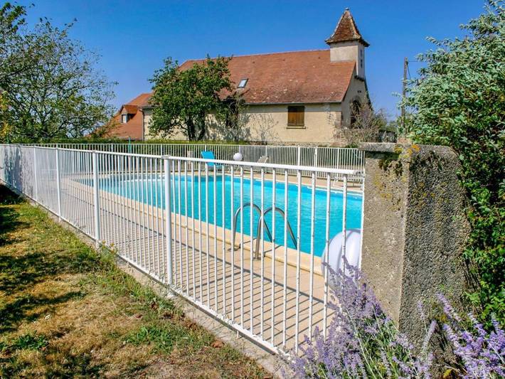 Location de vacances pour 4 personnes, avec piscine et balcon à Saint-Jean-Lagineste
