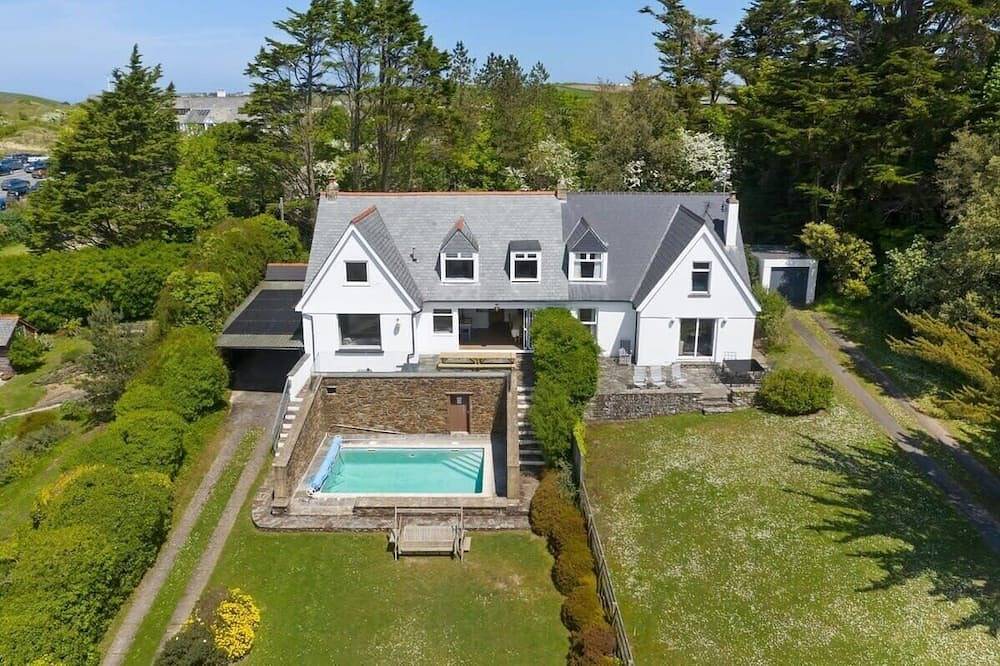 Holiday Home for 10 People in Rock, St Minver Lowlands